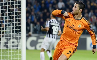 熊猫体育播报-门德斯训练中指导年轻球员